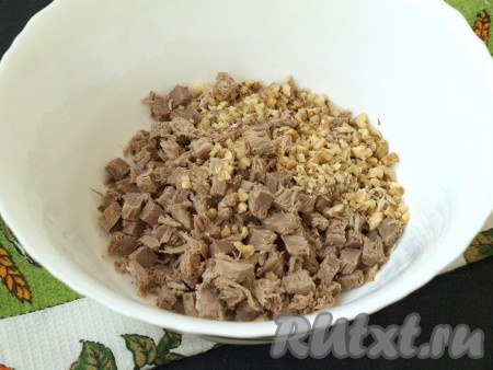 Нарубить ножом грецкие орехи и добавить к мясу.
