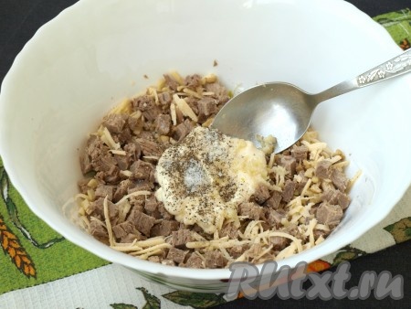 Пропущенный через пресс чеснок, соль, перец и майонез добавить в салат, хорошо перемешать.
