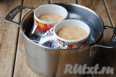 Накрыть каждую кружку пищевой плёнкой, чтобы во время варки не попала вода (я для большей безопасности закрепила плёнку ниткой). На дно кастрюли выложить ткань, сложенную в 2-3 раза (или тканевое полотенце). Поставить кружки с куриным фаршем в кастрюлю, налить холодную воду, чтобы она доходила до половины высоты кружек. Отправить кастрюлю на огонь, довести воду до кипения, затем уменьшить огонь и готовить варёную колбасу на небольшом огне 35-40 минут с момента закипания. Кастрюлю крышкой накрывать не надо.