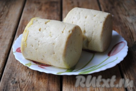 Дать варёной куриной колбасе немного остыть и вынуть её из кружек.