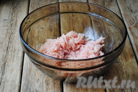 Куриное филе вымыть, обсушить, пропустить через мясорубку в глубокую миску.&nbsp;