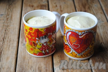 По истечении времени вынуть кружки из кастрюли, убрать плёнку.&nbsp;
