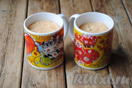 Кружки изнутри смазать растительным маслом и заполнить подготовленной массой.&nbsp;Наполнять кружки необходимо не более, чем на 3/4 их объёма, так как масса во время варки будет подниматься.&nbsp;