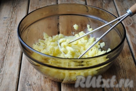 Картофель растолочь толкушкой. Всыпать соль и чёрный молотый перец по вкусу. 
