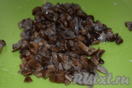 Нарезать 3/4 грибов (оставшиеся целые маринованные опята нам понадобятся для украшения салата).
