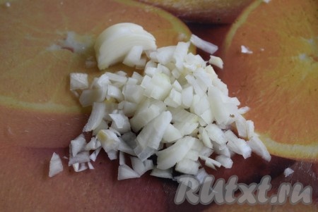 Луковицу очистить и нарезать мелко.
