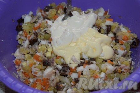 Посолить, поперчить по вкусу, заправить сметаной и майонезом.
