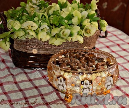 Дать постоять салату в холоде, примерно, 2 часа, для того чтобы он пропитался. Очень вкусный салат из маринованных опят с курицей готов!
