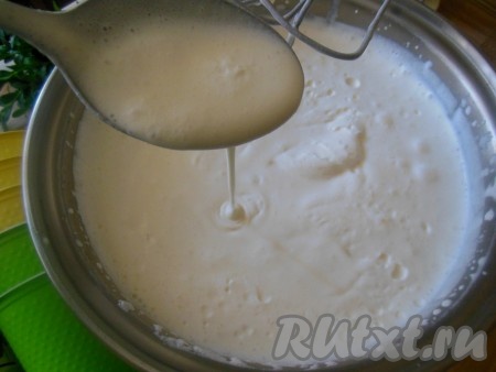 За время взбивания масса увеличится, густота будет, как у сгущёнки.