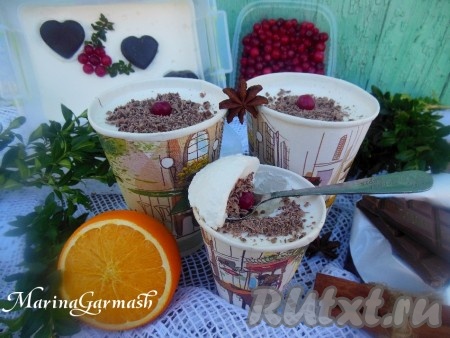 Уберите в морозилку на ночь. Готовое мороженое "Пломбир" украсьте по желанию и наслаждайтесь лёгким, приятным вкусом. Мороженое, приготовленное из&nbsp;33 процентных сливок и сгущёнки, с удовольствием будут есть не только взрослые, но и детки.