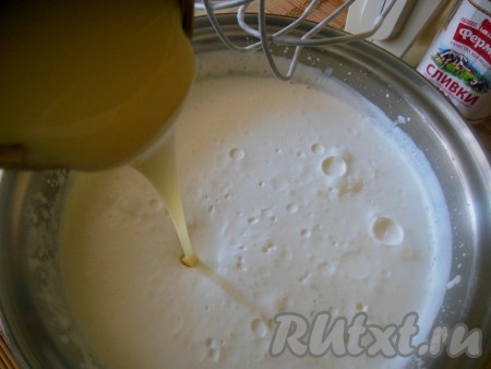 Затем, добавляя постепенно сгущённое молоко, взбивайте ещё 2-3 минуты.