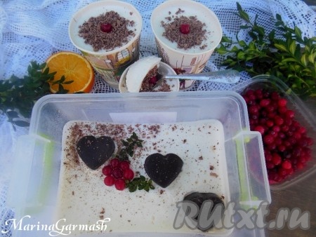 Разложите сливки, взбитые со сгущённым молоком, по формочкам (можно использовать бумажные стаканы, формы для мороженого или пищевой пластиковый контейнер).