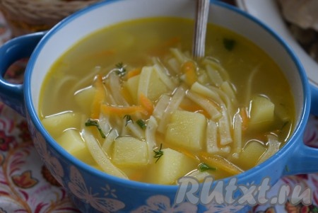 Даем супчику настоятся, примерно, 10-15 минут и подаем к столу вместе с вареным куриным мясом.
