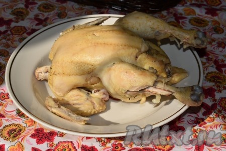 Достаем куриное мясо и охлаждаем его.
