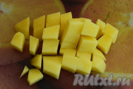 В бульон кладем очищенный и нарезанный кубиками картофель.
