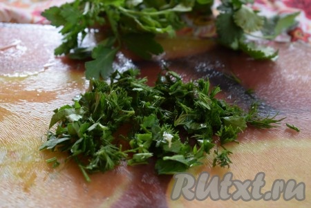 Варим куриный суп с лапшой и картошкой до готовности на небольшом огне и в самом конце приготовления добавляем черный молотый перец и мелко рубленную зелень.