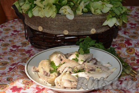 Я подаю цыпленка, смазав его пропущенным через пресс чесноком, солью по вкусу и мелко рубленной зеленью.
