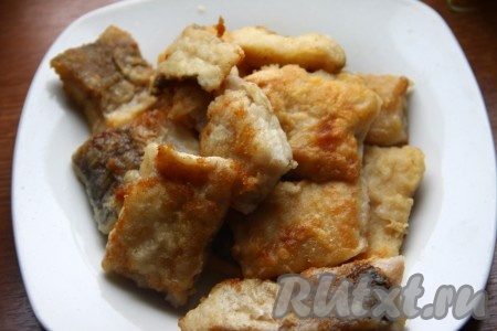 Выложить кусочки хека на сковороду, разогретую с растительным маслом, и обжарить с двух сторон на небольшом огне до золотистой корочки (полной готовности рыбы).
