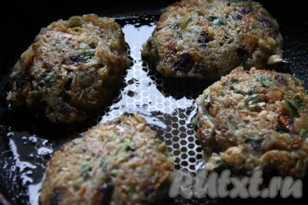 Формируем котлетки руками и обжариваем с двух сторон на сковороде, смазанной растительным маслом. Жарим на медленном огне до готовности картофеля и лука в котлетах.

