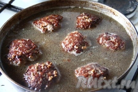 Залить котлеты с гречкой горячей водой, добавить соль по вкусу.
