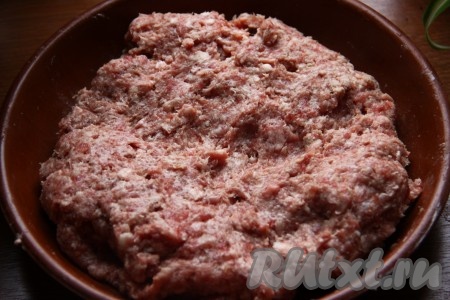 К фаршу добавить натертую на терке луковицу, соль и перец, перемешать и хорошенько отбить об стол.