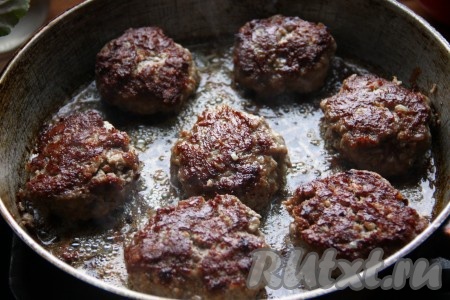 Из фарша сформировать котлетки и обжарить их с двух сторон на растительном масле на среднем огне до золотистой корочки.
