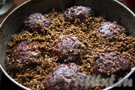 К обжаренным котлетам добавить перебранную гречневую крупу.
