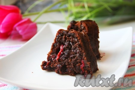 Постный шоколадный кекс с вишней