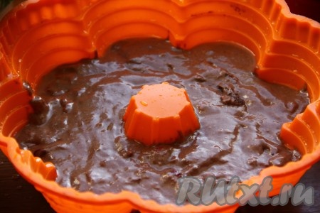 Выливаем тесто в подготовленную форму (силиконовую форму можно маслом не смазывать).
