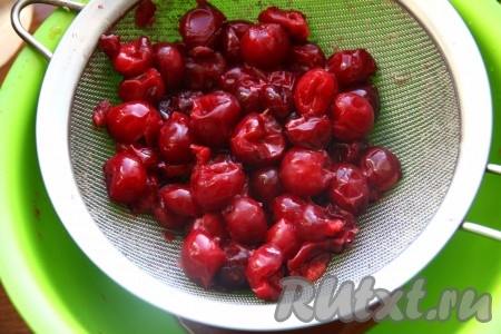 Вишню разморозить, сок который пустит вишня выливаем в стакан. Если полученного сока меньше стакана, добавьте воды, чтобы вышло нужное количество жидкости.
