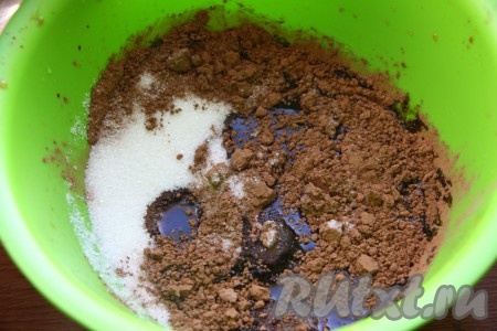 Отдельно смешиваем растительное масло, сахар, ванильный сахар, какао, соль и разрыхлитель.
