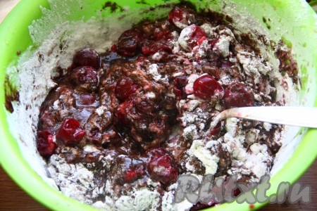 Тесто для постного шоколадного кекса перемешиваем и добавляем вишню.
