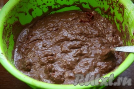 Перемешиваем все до однородности, тесто получается, как густая сметана.
