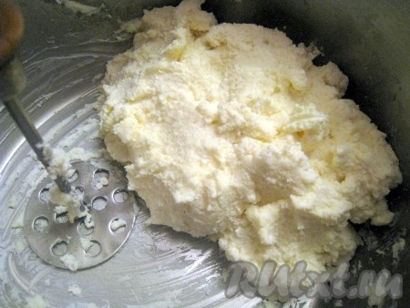 Творог, сахар, масло, манку и ванильный сахар растереть до однородности и перемешать.