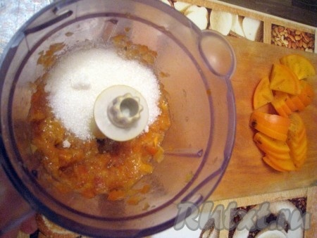 Для начинки измельчить 2-3 хурмы в блендере, перемешать с сахаром и двумя столовыми ложками манки, а одну хурму нарезать на дольки.
