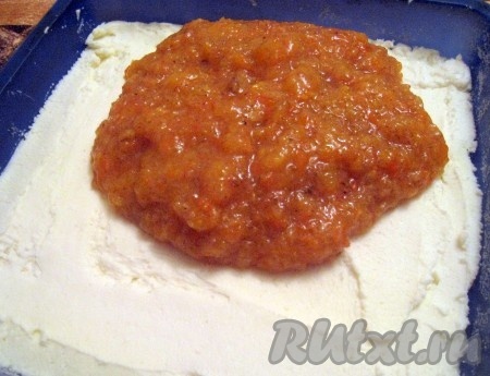 Творожную массу выложить в форму (в силиконовую или смазанную маслом металлическую или керамическую и т.п.), разровнять и сверху выложить начинку из хурмы.
