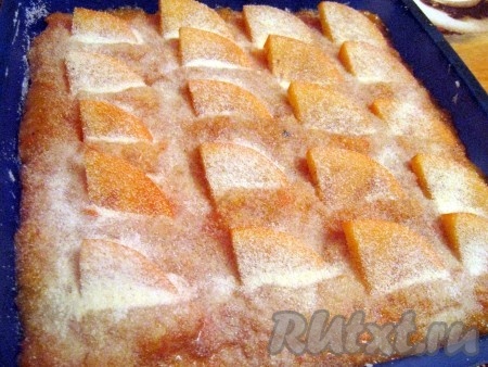 Затем распределить по начинке дольки хурмы, посыпать 1 столовой ложкой манки и поставить творожную запеканку в разогретую духовку примерно на 35-45 минут при температуре 180 градусов.
