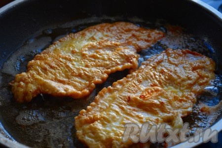 Жарим отбивные на среднем огне до золотистой корочки до готовности с двух сторон.
