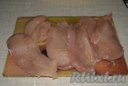 Нарезать филе на продольные плоские кусочки (я разрезала каждое филе на 3 кусочка).
