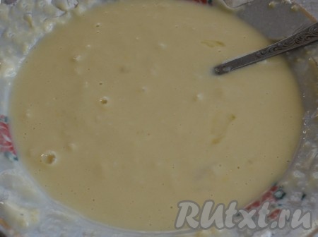 Пока мясо просаливается, готовим кляр. Для этого в глубокую мисочку вбиваем 2 яйца, добавляем щепотку соли и размешиваем вилкой до однородности, добавляем воду или молоко и всыпаем по 1 столовой ложке муки, тщательно перемешивая. Кляр должен получиться консистенции густой сметаны, не стекать с куриных отбивных, а хорошо обволакивать их.
