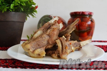 Вкусные, нежные и ароматные бараньи ребрышки, приготовленные в мультиварке, можно сразу же подавать к столу.
