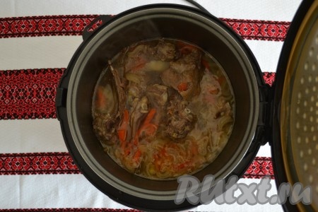 Включить мультиварку на функцию "Тушение" на 40 минут, крышку закрыть. Время тушения бараньих ребрышек будет зависеть от возраста животного. Если мясо не совсем молодого животного - продлите время тушения.