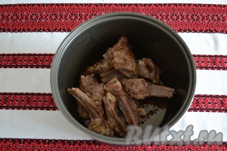 Обжарить их до красивого румяного цвета со всех сторон.
