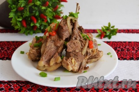 Для весенней свежести, усиления вкуса и аромата можно сверху посыпать ребрышки нарезанным зеленым луком.
