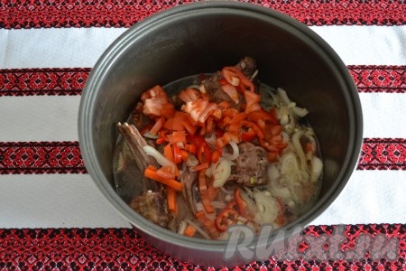 Помидоры вымыть, нарезать мелкими кубиками и также выложить в чашу. Влить холодную воду.&nbsp;
