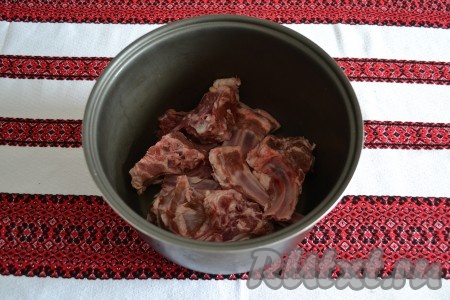 Включить функцию "Жарка" на 15 минут и хорошо разогреть чашу, затем выложить ребрышки жирком вниз. Когда сало немного вытопится, можно ребрышки перемешать. Если жира мало - влейте немного растительного масла. 