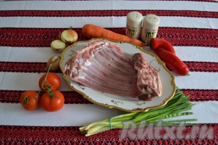 Подготовить необходимые продукты для приготовления бараньих ребрышек в мультиварке 