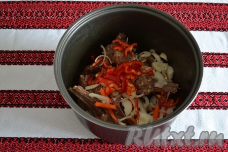 Сладкий перец очистить от семян и нарезать соломкой, выложить его в чашу.
