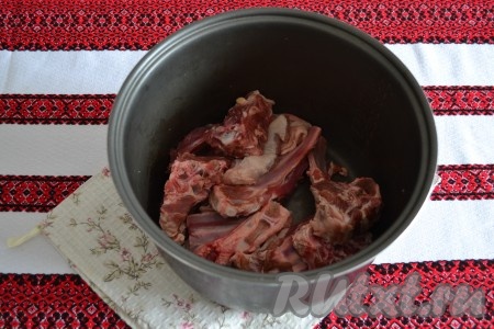 В хорошо разогретую чашу мультиварки выложить ребра вместе с жирком. Включить функцию "Жарка" на 15 минут. Если жира мало, можно добавить немного растительного масла.
