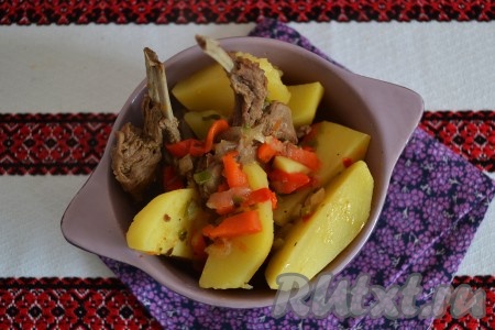 Сочное, ароматное мясо с нежнейшим, тающим во рту картофелем разложить по тарелочкам и сразу же подать на стол.
